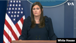 Sara Huckabee Sanders berdevka Qesra Spî