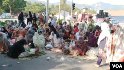 اسلام آباد کے ڈی چوک پر گزشتہ ہفتے سے مسلسل احتجاجی مظاہروں اور دھرنے کے باعث ضلعی انتظامیہ مشکلات کا شکار ہے۔