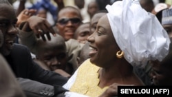 Aminata Touré sourit à ses partisans après avoir assisté à une cérémonie de passation de pouvoirs à la Primature, à Dakar, le 8 juillet 2014.