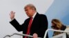 Presiden AS Donald Trump dan ibu negara Melania Trump turun dari Air Force One di Maryland, AS, 31 Desember 2020. (Foto: REUTERS/Tom Brenner)