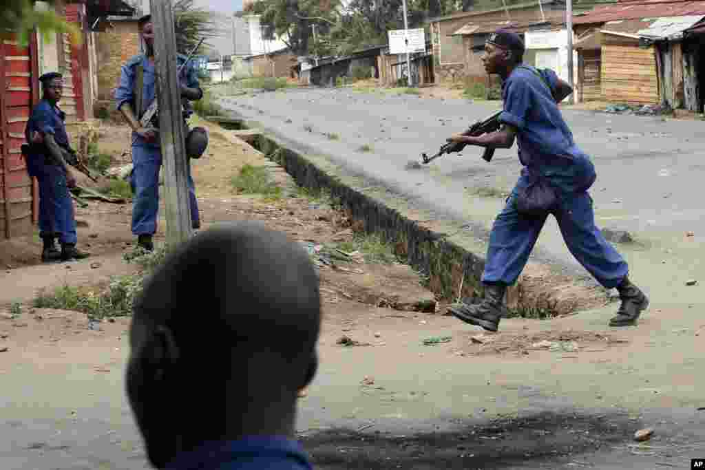 A Polícia usa a força para dispersar manifestações no bairro Musaga de Bujumbura. 20 de Maio, 2015. &nbsp;