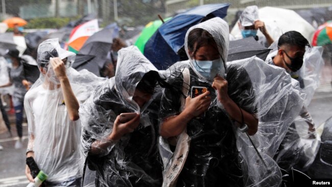 资料照片： 香港居民在台风中躲避 2019年7月31号拍摄