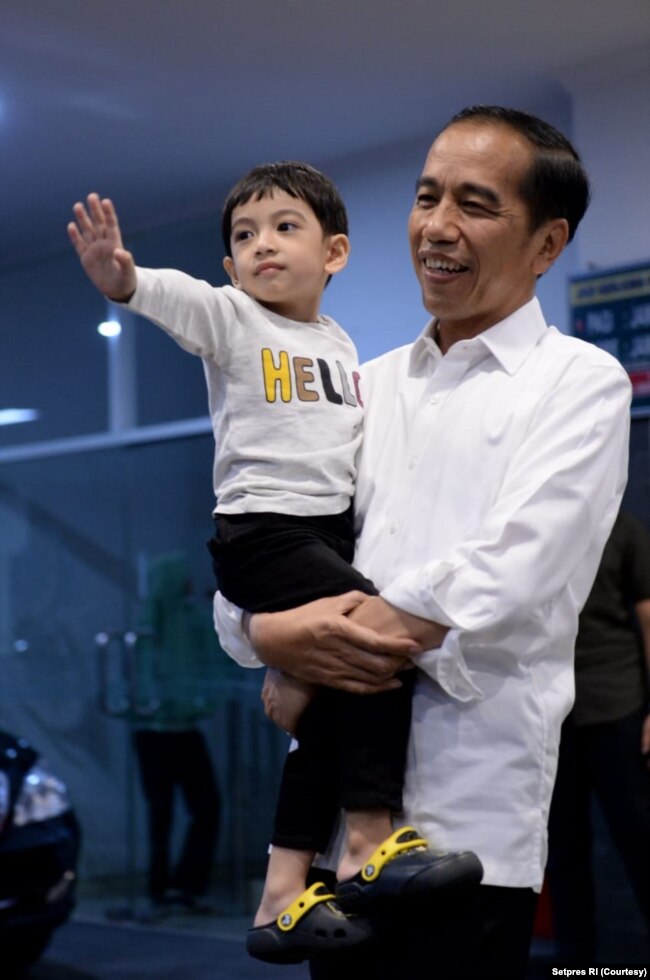 Presiden Joko Widodo dan ibu negara Iriana menjenguk cucu ketiga di RS PKU Muhammadiyah, Surakarta, Jum’at sore (15/11).