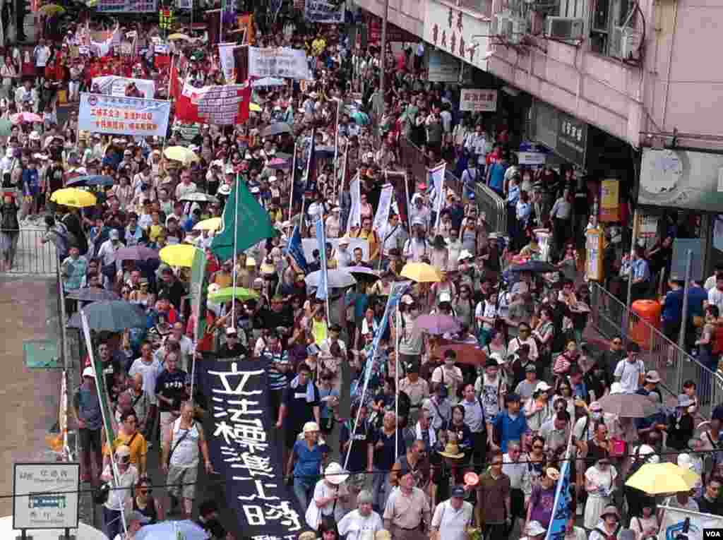 数万港人参加七一大游行誓言守护香港（美国之音海彦拍摄）