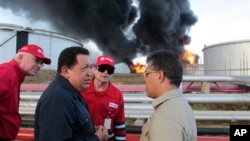 26일 베네수엘라 정유공장의 화재 현장을 방문한 우고 차베스 베네수엘라 대통령(왼쪽 두번째)와 엘리아스 하우아 부통령(오른쪽 끝). 