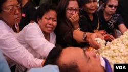 Mourners cried for Kem Ley, an independent analyst, at a Buddhist pagoda, in the outskirt of Phnom Penh, on Monday, July 11, 2016. (Hean Socheata/VOA Khmer)