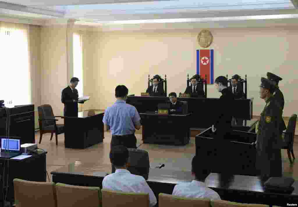 U.S. citizen Matthew Todd Miller (4th right) stands in a witness box during his trial at the North Korean Supreme Court in this undated photo released by North Korea&#39;s Korean Central News Agency (KCNA) in Pyongyang, Sept. 14, 2014. 