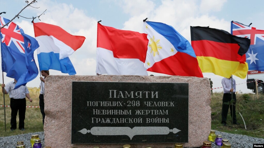 Tugu peringatan untuk menghormati korban jatuhnya pesawat MH17 dekat desa Hrabove, kawasan Donetsk, Ukraina, 17 Juli 2019. (REUTERS/Alexander Ermochenko )