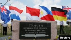 Tugu peringatan untuk menghormati korban jatuhnya pesawat MH17 dekat desa Hrabove, kawasan Donetsk, Ukraina, 17 Juli 2019. (REUTERS/Alexander Ermochenko )