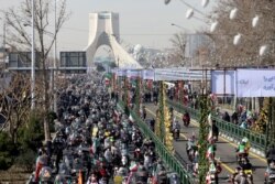 Warga Iran merayakan HUT ke-42 Revolusi Islam dengan pawai kendaraan bermotor di Teheran, Iran 10 Februari 2021. (Foto: Majid Asgaripour / WANA via REUTERS)