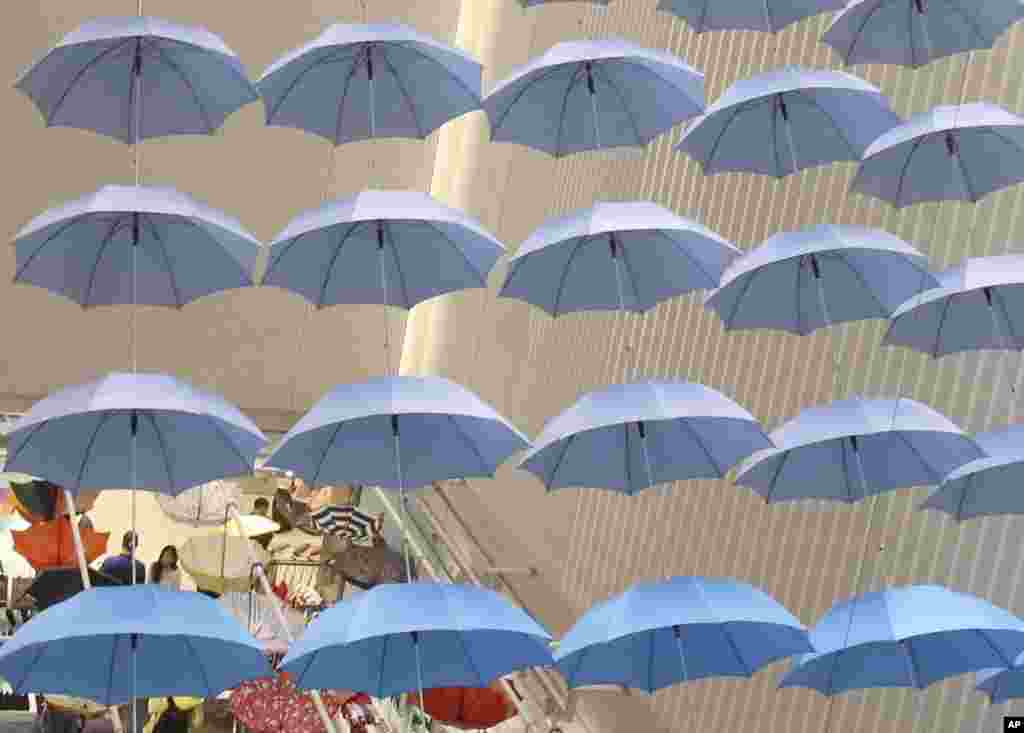 نمایش چترها در حاشیه بازار سالانه لوازم پوشیدنی برای باران در شهر توکیو.&nbsp;