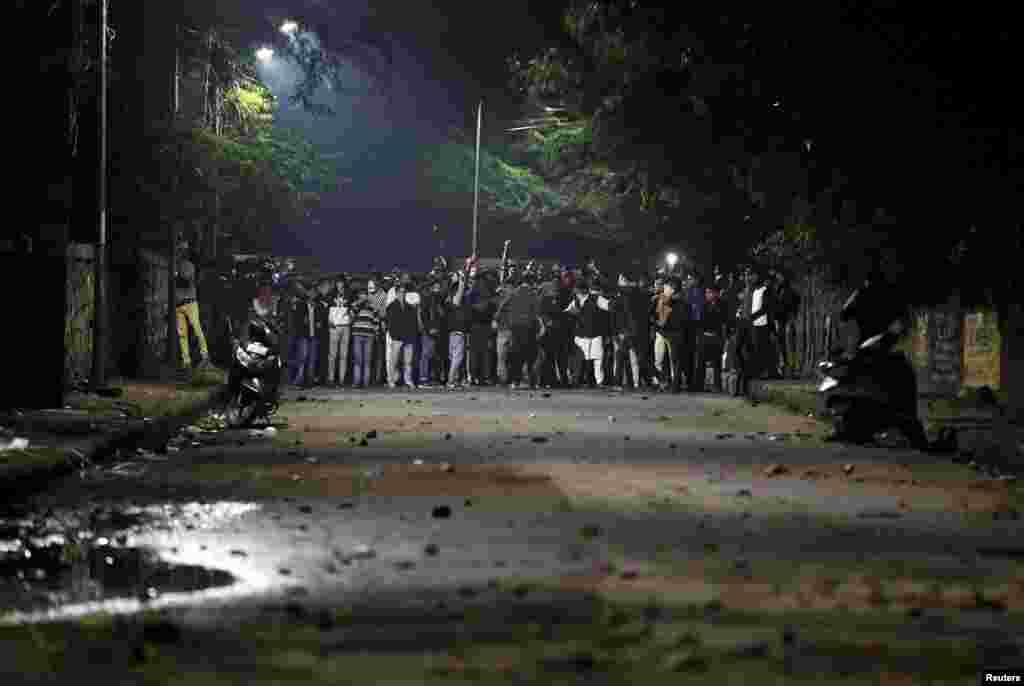 نئی دہلی میں اتوار اور پیر کی درمیانی شب بھی مظاہروں کا سلسلہ جاری رہا۔ پولیس نے مظاہرین کو قابو کرنے کے لیے ایکشن لیا لیکن مظاہرے پیر کو بھی جاری رہے۔&nbsp; &nbsp;