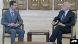 Tổng thống Syria Bashar al-Assad gặp Chủ tịch Hội Chữ Thập Ðỏ Jakob Kellenberger (phải) tại Damascus, ngày 5/9/2011