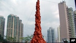 雕塑“國殤之柱”立在香港大學，雕塑作者被拒入境