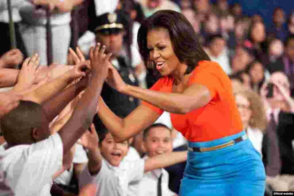 La primera dama Michelle Obama celebra junto a los estudiantes de la escuela Nancy Moseley &ldquo;durante el evento &quot;Escuelas y Chefs Trabajando Juntos&quot; en el Centro de Recreaci&oacute;n de Kleberg Rylie en Dallas, Texas. (Foto oficial de la Cas