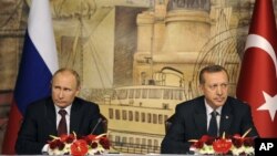 土耳其總理埃爾多安（右）與俄羅斯總統普京12月3日在伊斯坦布爾舉行的記者會上