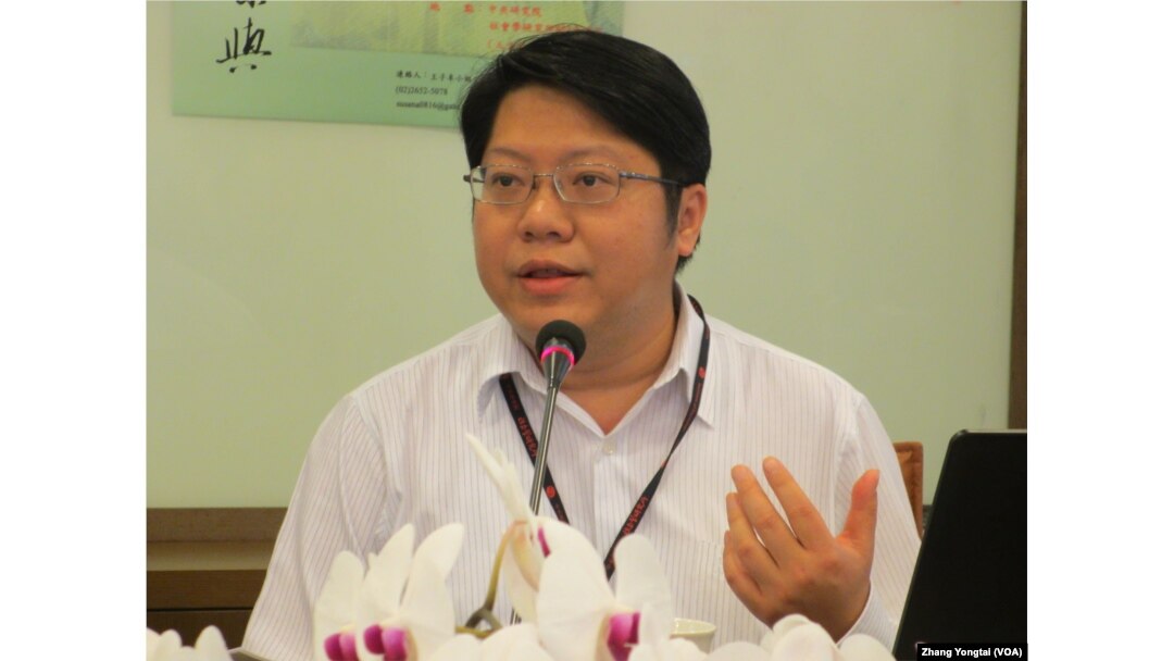 两岸协议监督联盟召集人赖中强律师(美国之音张永泰拍摄)