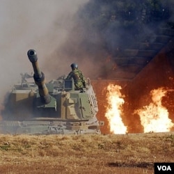 Foto yang dirilis oleh Menhan Korsel menunjukkan meriam K-9 155mm ditembakkan ke Korut dari pulau Yeonpyeong (23 Nov).