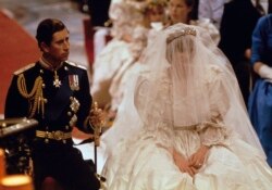 Pangeran Charles dan Lady Diana Spencer pada hari pernikahan mereka di Katedral St. Paul, London, Inggris, 29 Juli 1981. (AP)
