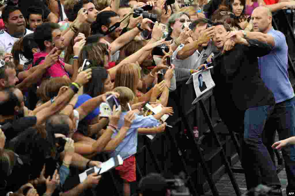 Australian actor Hugh Jackman poses with fans after the screening of his film "Prisoners" during the 61st San Sebastian Film Festival in the northern Spanish Basque city of San Sebastian. 