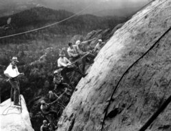 Heykeltraş Gutzon Borglum (solda) Keystone yakınlarındaki Black Hills bölgesinde bulunan Rushmore Dağı Anıtı’nda Başkan George Washington’ın büstü üzerinde çalışan işçileri yönlendiriyor. Güney Dakota, 22 Temmuz 1929.