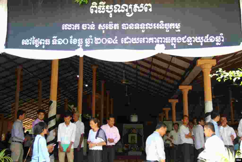 The funeral of Chan Soveth, human rights investigator for local NGO, Adhoc, at the Koul Ta Tung pagoda, on the outskirts of Phnom Penh, Cambodia,December 11, 2014. (Nov Povleakhena/VOA Khmer)