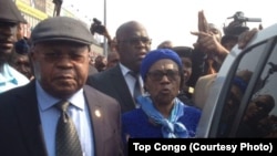 Etienne Tshisekedi, opposant historique et leader de l’Union pour la démocratie et le progrès social (UDPS), à gauche, accompagné de son épouse, Marthe Tshisekedi, à gauche, et des cadres de son parti, a atterri à l’aéroport international de N’Djili à son