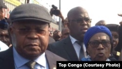 Etienne Tshisekedi, opposant historique et leader de l’Union pour la démocratie et le progrès social (UDPS), à gauche, avec son épouse Marthe Tshisekedi, à droite, accompagné de leur fils Félix Tshisekedi, au centre, à l’aéroport international de N’Djili à Kinshasa, RDC, 27 juillet 2016.