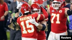 Quaterback Chiefsa i MVP Superbowla Patrik Mahoums (15) proslavlja pobjedu sa saigračima (Foto: Reuters/Geoff Burke-USA TODAY Sports)