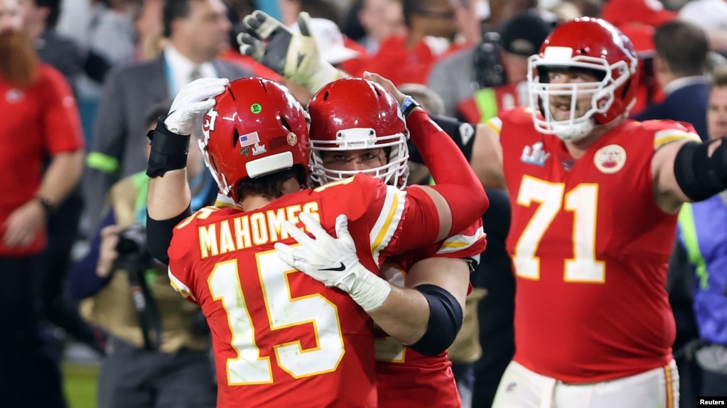 Los jugadores Patrick Mahomes y Austin Reiter celebran la victoria en el Super Bowl 54 celebrado en el sur de la Florida.