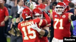 Los jugadores Patrick Mahomes y Austin Reiter celebran la victoria en el Super Bowl 54 celebrado en el sur de la Florida.