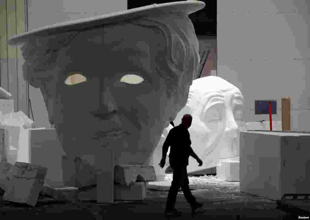 프랑스 니스에서 카니발 퍼레이드 준비가 한참인 가운데 영국 코미디언인 찰리 채플린의 얼굴을 본뜬 조각이 세워져 있다.