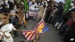 Người biểu tình Pakistan đốt cờ Mỹ tại Karachi để phản đối cuốn phim báng bổ đạo Hồi