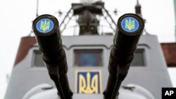 Архівне фото 2018 року - зброя встановлена на корабель берегової охорони України в Маріуполі. (AP Photo/Євген Млолетка)
