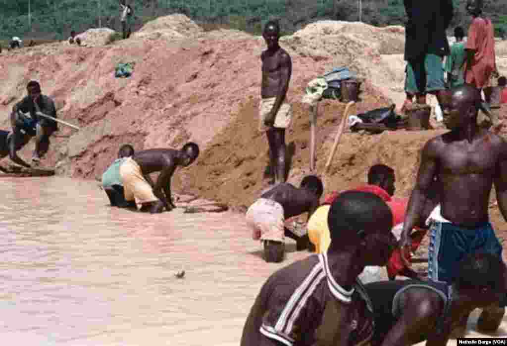 Des ex-rebelles du RUF dans la mine de diamants de Tongo, District de Kenema, Sierra Leone, janvier 2002. (Nathalie Barge, VOA)