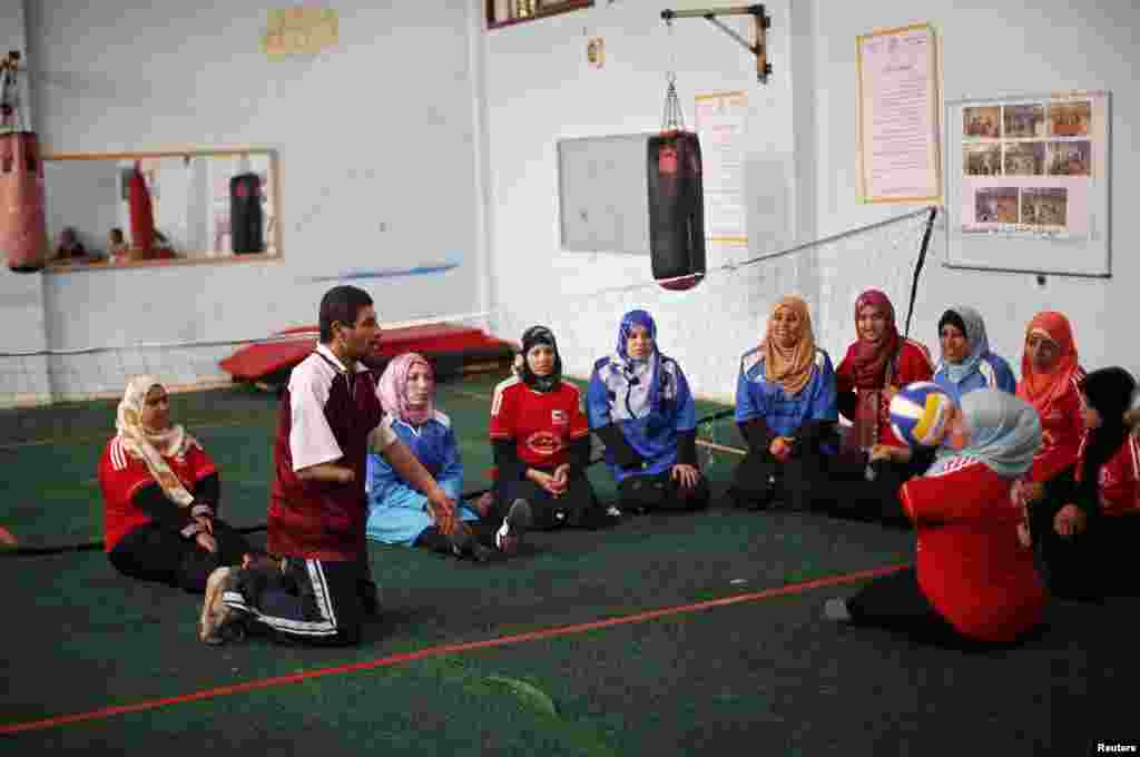 غزہ کی پٹی میں واقع دیر البلح میں معذور فلسطینی لڑکیوں کو والی بال کھیلنے کی تربیت دی جا رہی ہے۔