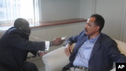 Eritrea President Isaias Afewerki (r) being Interviewed by VOA`s Peter Clottey (r) in New York.