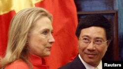 Vietnam's Foreign Minister Pham Binh Minh (R) and U.S. Secretary of State Hillary Clinton in Hanoi, July 10, 2012. Secretary Clinton has stressed repeatedly that significant improvement is needed to build closer relations.