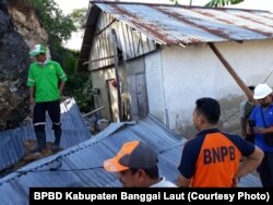 Dampak gempa 6,8 SR pada Jumat (12/4) malam mengakibatkan satu rumah dan satu mobil rusak tertimpa longsoran batu di desa Lampa, Kecamatan Banggai, Kabupaten Banggai Laut, Provinsi Sulawesi Tengah, 13 April 2019. (Foto: BPBD Kabupaten Banggai Laut)
