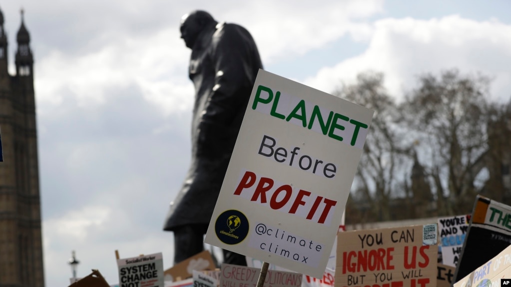 Para aktivis perubahan iklim berdemo di depan patung Winston Churchill, dekat Gedung Parlemen di London, 12 April 2019.