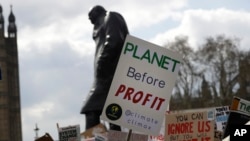 Para aktivis perubahan iklim berdemo di depan patung Winston Churchill, dekat Gedung Parlemen di London, 12 April 2019. 