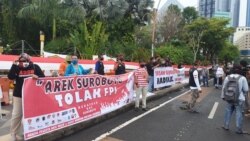 Sejumlah kelompok masyarakat di Surabaya membentangkan spanduk tolak FPI di depan Gedung Negara Grahadi (Foto: VOA/Petrus Riski).