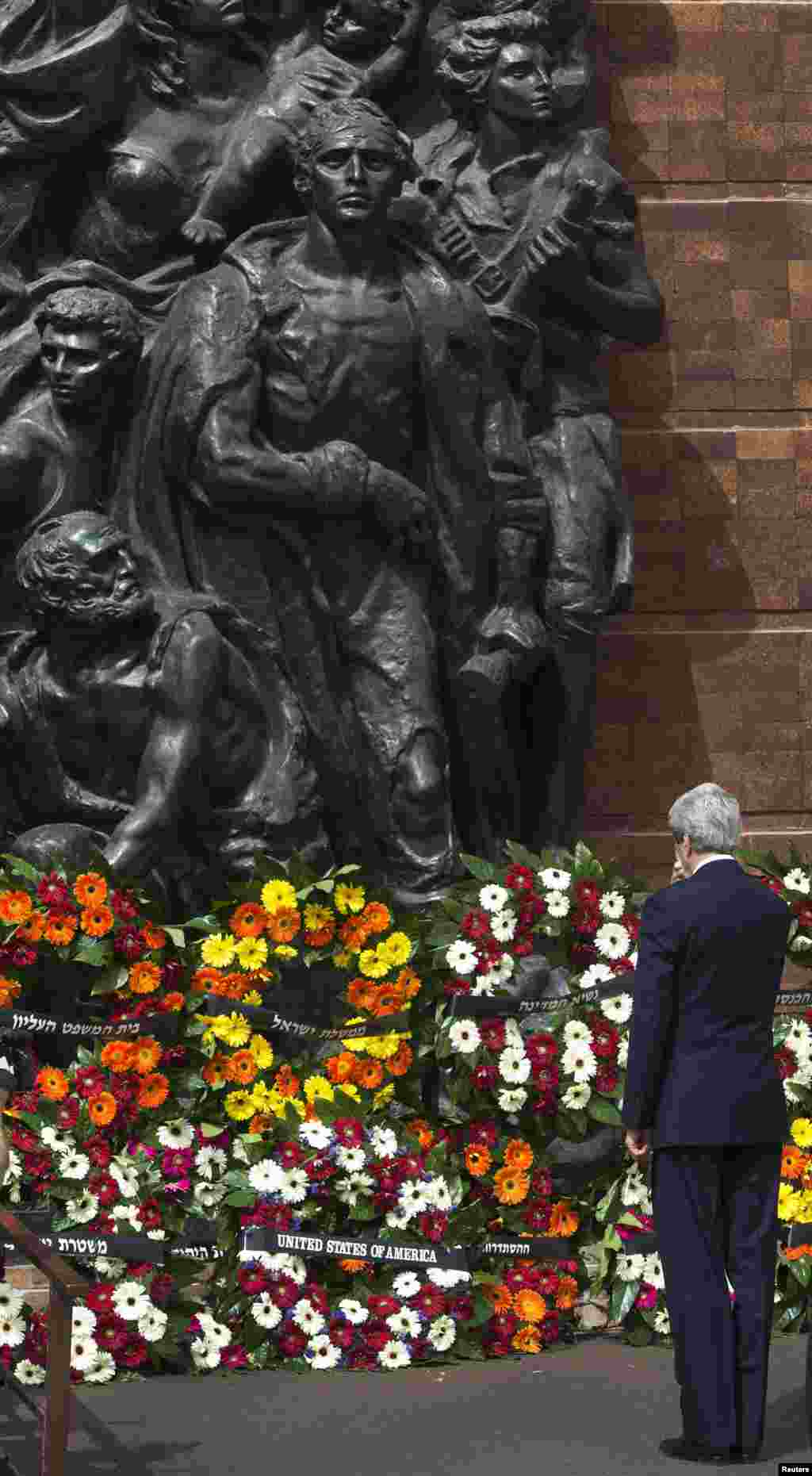 Menteri Luar Negeri John Kerry mengheningkan cipta setelah meletakkan karangan bunga dalam upacara yang menandai peringatan tahunan untuk tragedi Holocaust di Yad Vashem, Yerusalem (8/4).