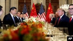 美国总统特朗普(右二)和中国国家主席习近平(左二)在阿根廷布宜诺斯艾利斯出席二十国集团领导人非正式会晤。（2018年12月1日）