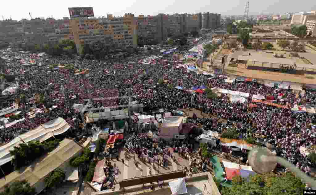 مرسی کے حامیوں نے مظاہروں کے دوران مختلف سرکاری عمارتوں اور فوجی تنصیبات میں گھسنے کی کوششیں بھی کیں