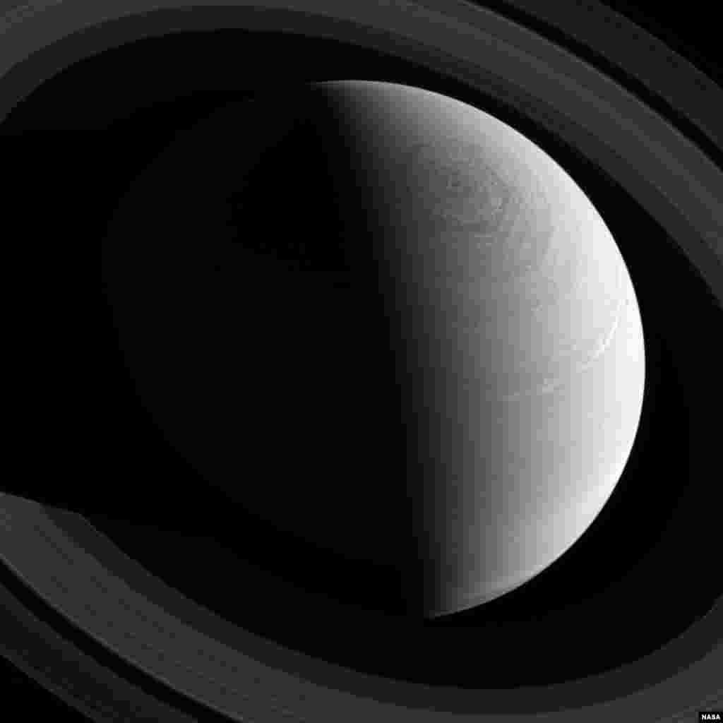 Gambar planet Saturnus yang diambil dari pesawat antariksa berkamera lebar, Cassini tanggal 23 November 2013 dan dirilis Senin (3/2) ini, diambil dengan menggunakan filter khusus yang dapat menjangkau pusat gelombang cahaya infra merah berjarak 752 nanometer. Foto ini diperoleh dari jarak sekitar 1,6 juta mil (2,5 juta kilometer) dari Saturnus (NASA/JPL-Caltech/Space Science Institute)