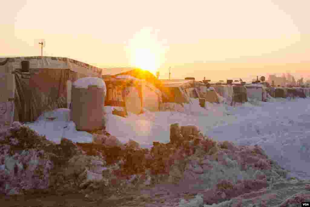 Matahari tenggelam di kamp pengungsi Hoshal al-Oumara. (VOA/John Owens)
