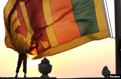 Trải nghiệm hình ảnh này, bạn sẽ được đem đến những trải nghiệm tuyệt vời nhất về đất nước Sri Lanka - một điểm đến đáng để khám phá. Lá cờ nhiều màu sắc này thể hiện rõ tinh thần kiên cường và lòng yêu nước của người Sri Lanka, đồng thời cho thấy rằng đất nước này đang ngày càng phát triển và trưởng thành.