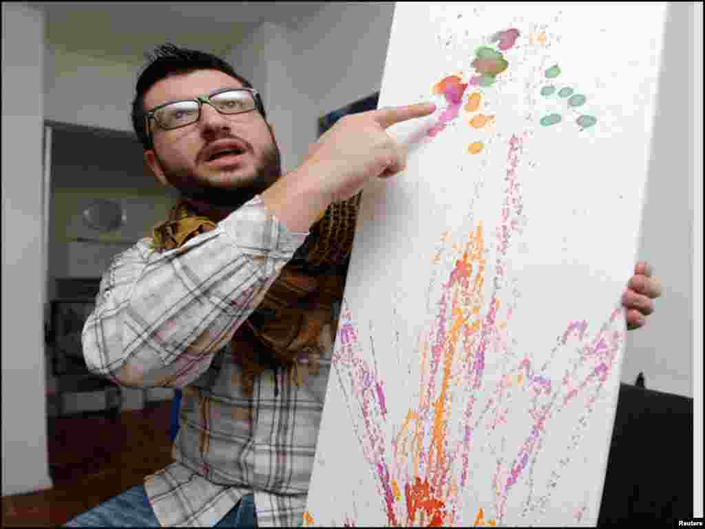 آرٹسٹ لینرڈو آنسوں سے بنائی گئی پینٹنگ دکھارہاہے کہ کس طرح اس نے اسے تخلیق کیا