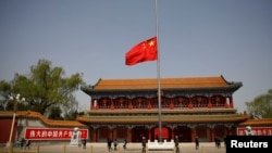 北京中南海新华门前的国旗为新冠病毒死难者降半旗。（2020年4月4日）